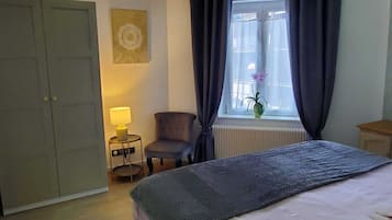 3 chambres, bureau, fer et planche Ă repasser, lit parapluie