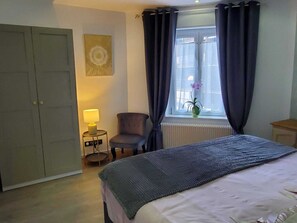 3 soverom, skrivebord, strykejern/-brett og reiseseng for barn