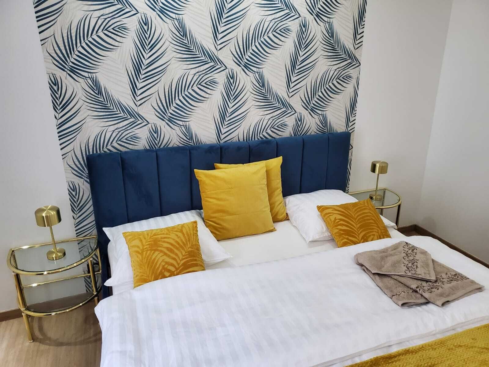 3 quartos, escrivaninha, ferros/tábuas de passar roupa, berço de viagem