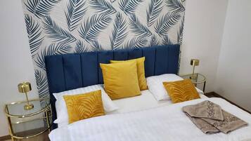 3 quartos, escrivaninha, ferros/tábuas de passar roupa, berço de viagem