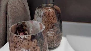 Douche, articles de toilette écologiques, sÚche-cheveux