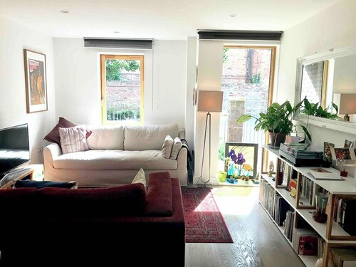 Large 2-bed 2-bath ground-floor flat in Hoxton, large patio, great transpt links