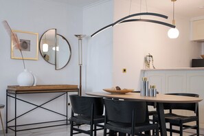 Casa superior, vista para a montanha | Sala de jantar