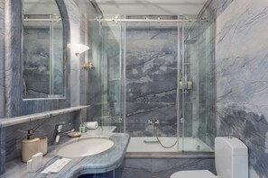 Superior-Haus, Bergblick | Badezimmer | Regendusche, umweltfreundliche Kosmetikartikel, Haartrockner, Handtücher