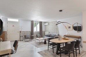 Casa superior, vista para a montanha | Área de estar | Smart TV 60 polegadas com canais digitais, lareira, Netflix