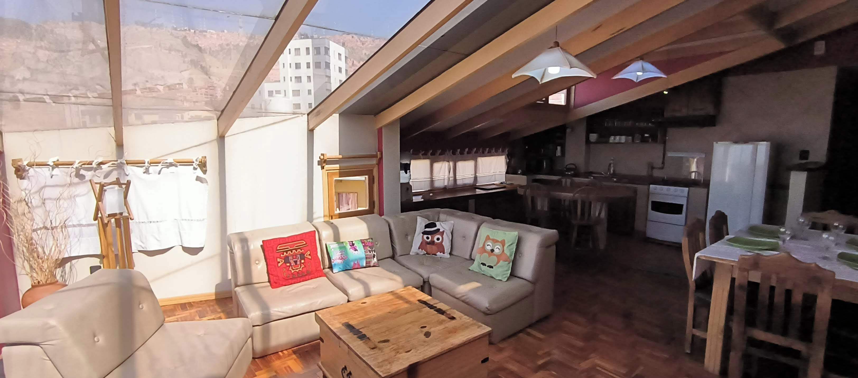 Departamento Confort, 2 habitaciones, Terraza, vista a la montaña | Área de sala de estar | Smart TV de 32 pulgadas con canales digitales y Netflix 