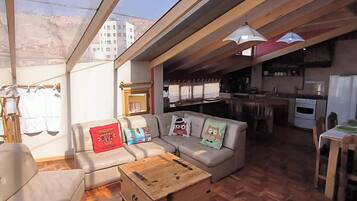 Departamento Confort, 2 habitaciones, Terraza, vista a la montaña | Área de sala de estar | Smart TV de 32 pulgadas con canales digitales y Netflix
