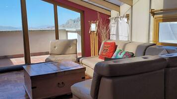 Apartamento Confort, 2 habitaciones, terraza, vistas a la montaña | Zona de estar | Smart TV de 32 pulgadas con canales digitales, Netflix