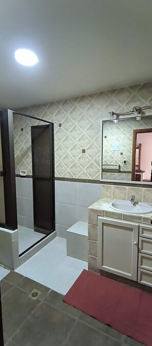 Apartamento conforto, 2 quartos, terraço, vista para a montanha | Banheiro
