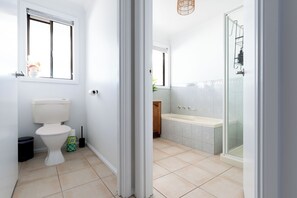 Shower, hair dryer, towels - 3 Bedroom Home: Parking & WiFi (Prospect Vale)