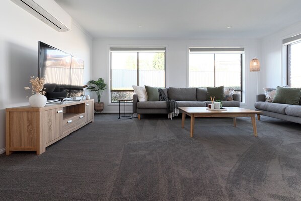 TV - 3 Bedroom Home: Parking & WiFi (Prospect Vale)