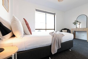 3 bedrooms, iron/ironing board, free WiFi, bed sheets - 3 Bedroom Home: Parking & WiFi (Prospect Vale)