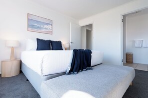 3 室のベッドルーム、アイロン / アイロン台、WiFi (無料)、ベッドシーツ