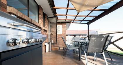 3 Bedroom Home: Parking & WiFi