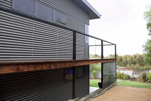 المنطقة المحيطة بالمنشأة