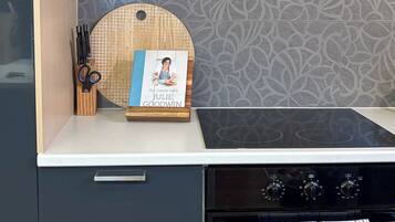 Een koelkast, een microgolfoven, een oven, een kookplaat