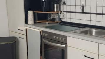 Kühlschrank, Mikrowelle, Herdplatte, Wasserkocher mit Kaffee-/Teezubehör
