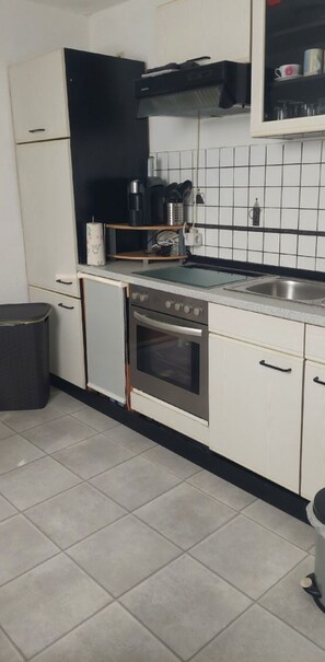 Frigorifero, microonde, piano cottura, macchina per tè/caffè