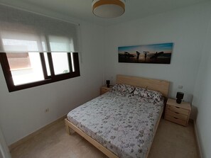 2 عدّة غرف نوم وملاءات أسرّة