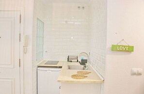 Een koelkast, een magnetron, een koffiezetapparaat/waterkoker