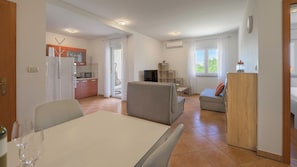 Eine moderne Wohnung mit Essbereich, Küche und Wohnraum.