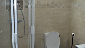 Douche, sĂšche-cheveux, serviettes fournies