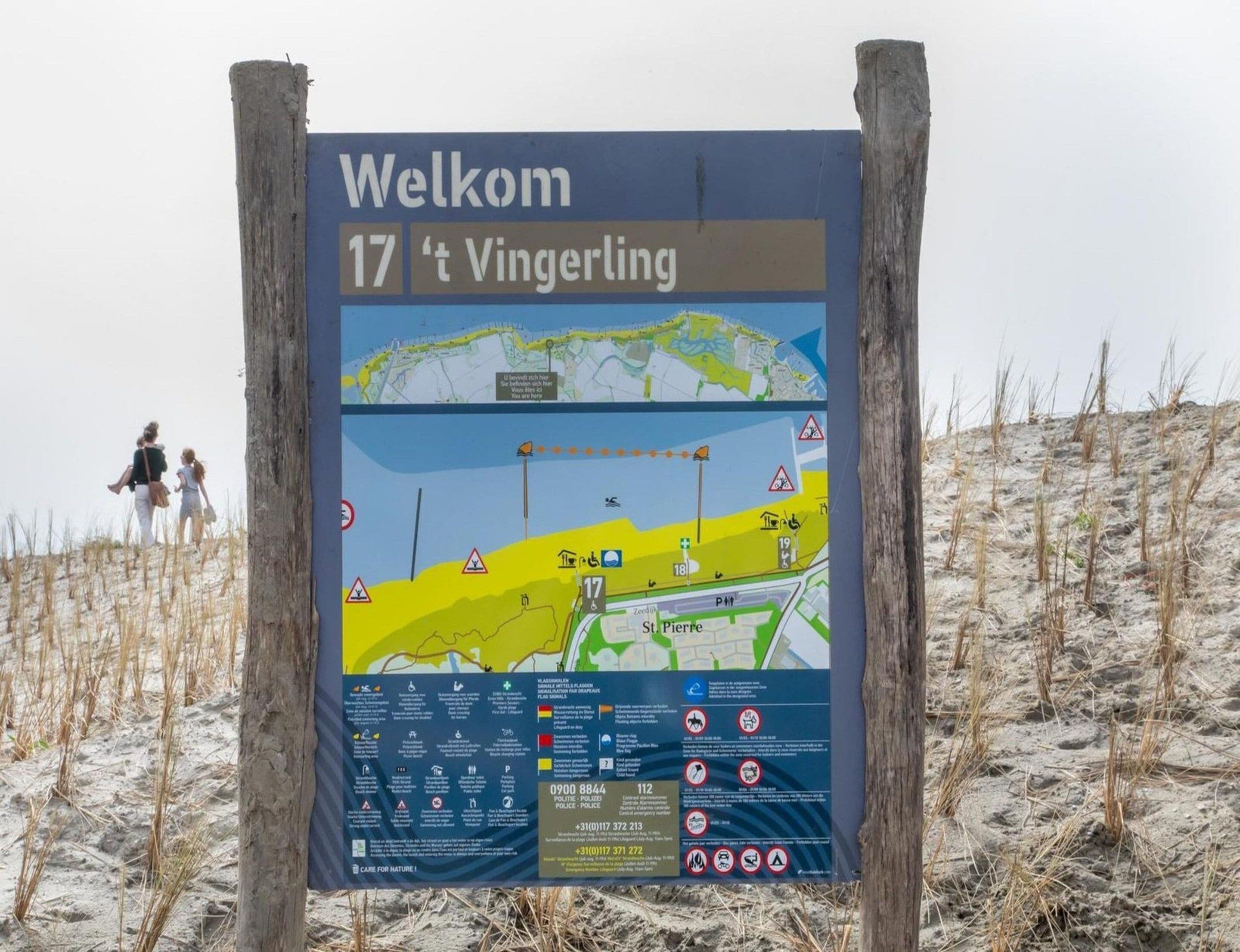 A welcome sign with a map and information for hikers at 17 't Vingerling.