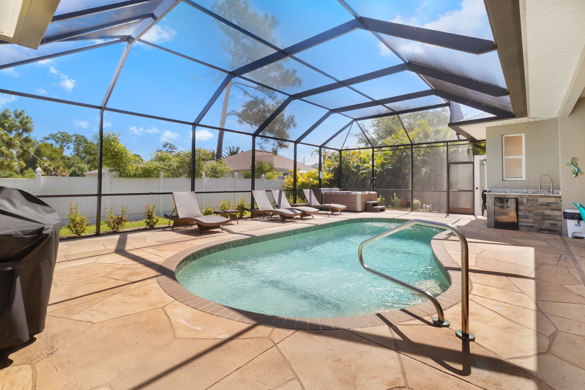 This house is a 4 bedroom(s), 2.5 bathrooms, located in North Port, FL.