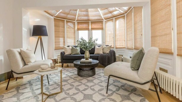 A modern living room with a sofa, chairs, a coffee table, and a lamp. - Elegant 3BR Knightsbridge Residence near Harrods (London)