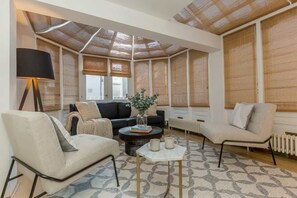 TV, offices - Elegant 3BR Knightsbridge Residence near Harrods (London)
