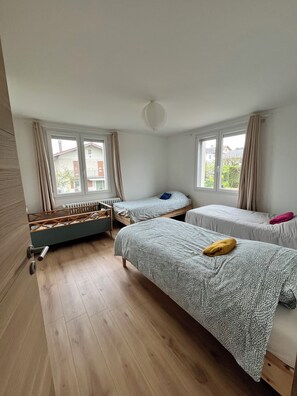 2 soverom, strykejern/-brett, reiseseng for barn og wi-fi (inkludert)