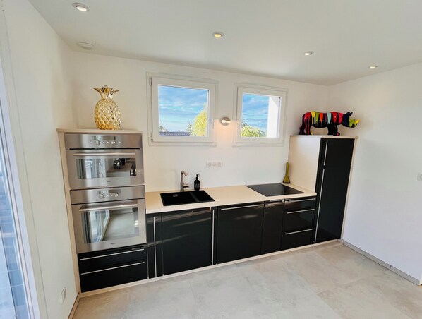 Réfrigérateur, four à micro-ondes, un four, surface de cuisson