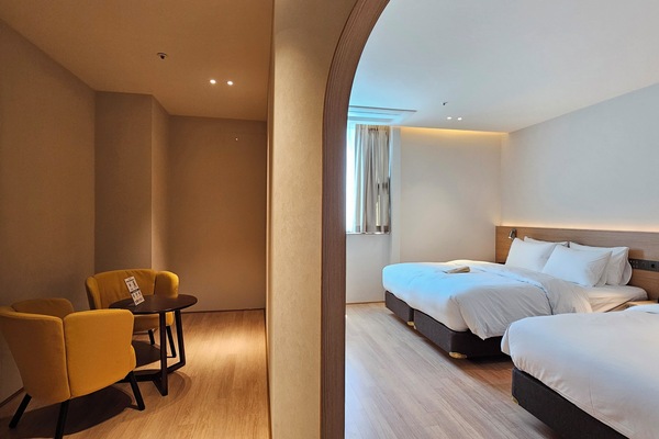 Signature Twin Room | Down comforters, free minibar, soundproofing, free WiFi