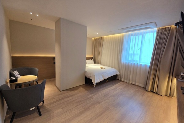 Signature Double Room, 1 King Bed | Down comforters, free minibar, soundproofing, free WiFi