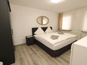 Apartment | 1 bedroom, individually furnished, bed sheets - Apartment in Essen With Balcony & Garden (Essen)