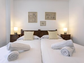 3 bedrooms, iron/ironing board, Internet, bed sheets