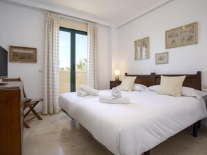 3 slaapkamers, een strijkplank/strijkijzer, internet, beddengoed