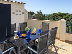 Outdoor dining - Sunstay Cosy Flat III Benalmadena Golf (Benalmádena)