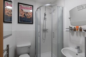 Appartement | Salle de bain | Douche, séchoir à cheveux, serviettes fournies