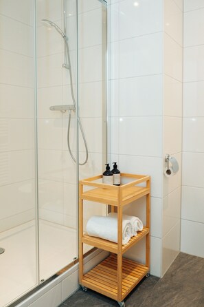 Shower, hair dryer, towels, soap - Urban Suites (Eindhoven)