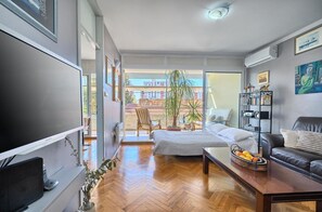 1 bedroom, iron/ironing board, WiFi, bed sheets - 10 minute walk to beautiful Žnjan beaches! Old town of Split 3 buss statins away (Split)