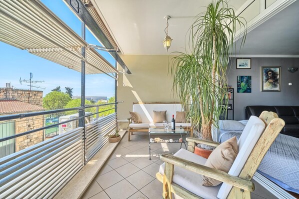 Terrace/patio - 10 minute walk to beautiful Žnjan beaches! Old town of Split 3 buss statins away (Split)