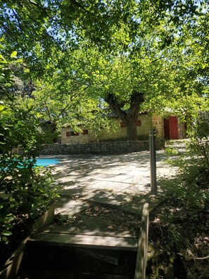 Property grounds - 3 Bedroom Agritourism property in Gailhan (Gailhan)