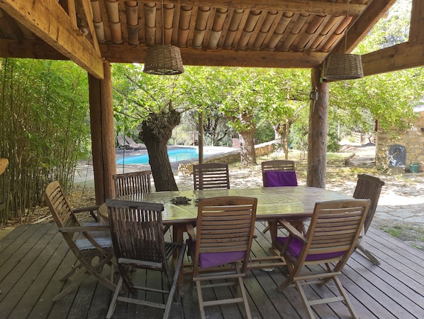 Outdoor dining - 3 Bedroom Agritourism property in Gailhan (Gailhan)