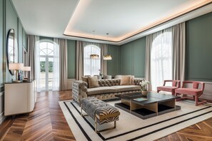 Suite – grand | Oppholdsområde | En 53-centimeters Flatskjerm-TV med Parabol-TV samt iPod-dokkingstasjon