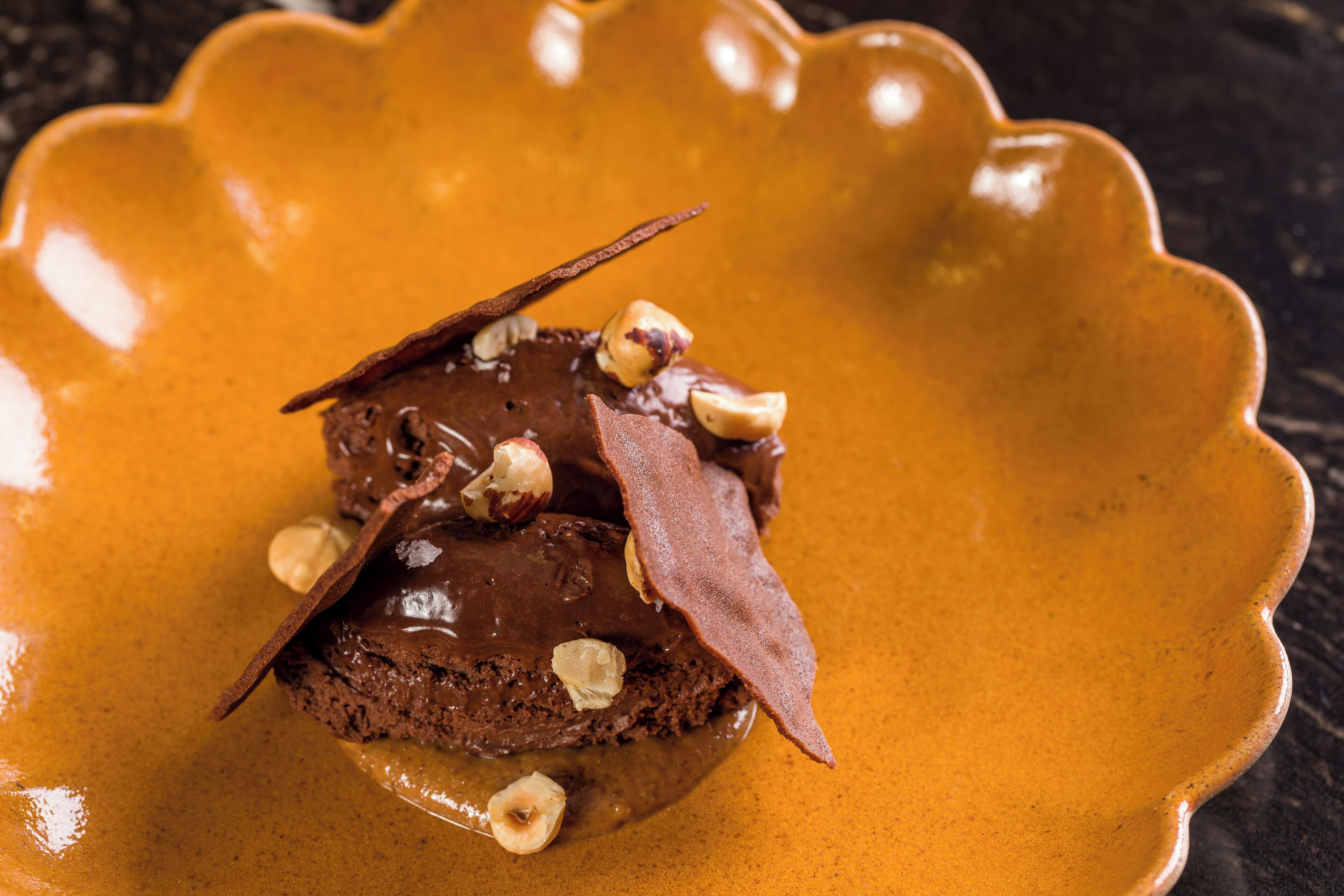 Un postre sobre un plato de cerámica.