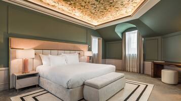 Suite | 1 bedroom, free minibar items, desk, blackout drapes