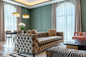 Suite – grand | Minibarvarer (inkludert), skrivebord og blendingsgardiner