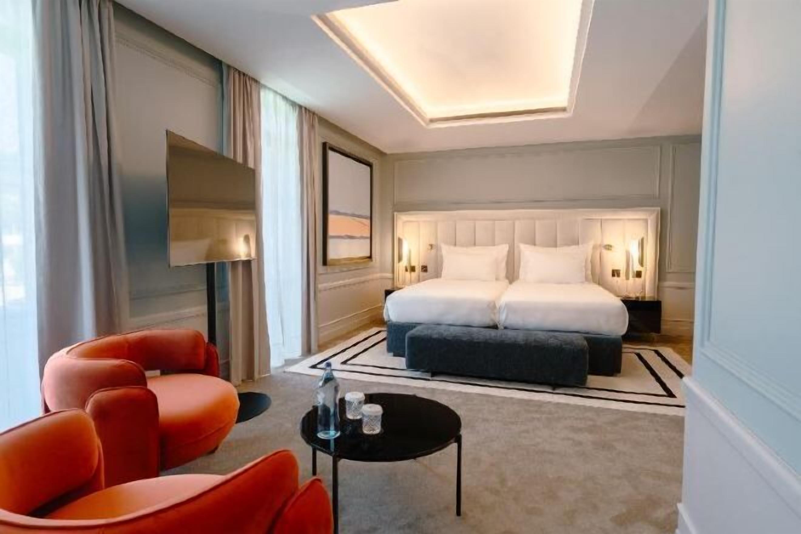 Minibar (con algunos artículos gratuitos), escritorio, cortinas opacas