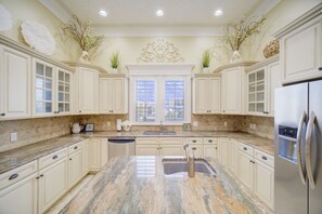 冷蔵庫、電子レンジ、オーブン、コンロ